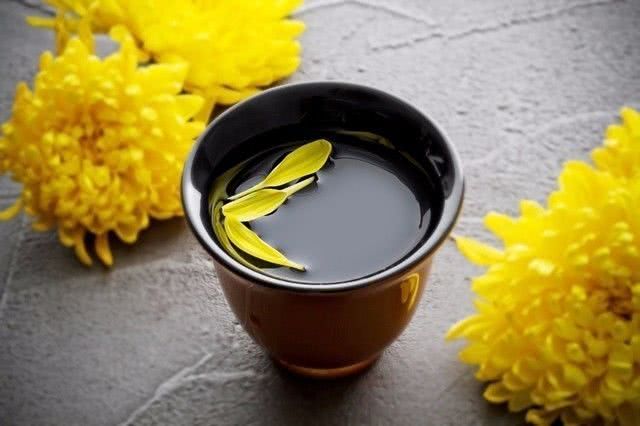 寒露时节喝的吉祥酒是什么酒寒露时节的吉祥酒就是菊花酒,就是由菊花