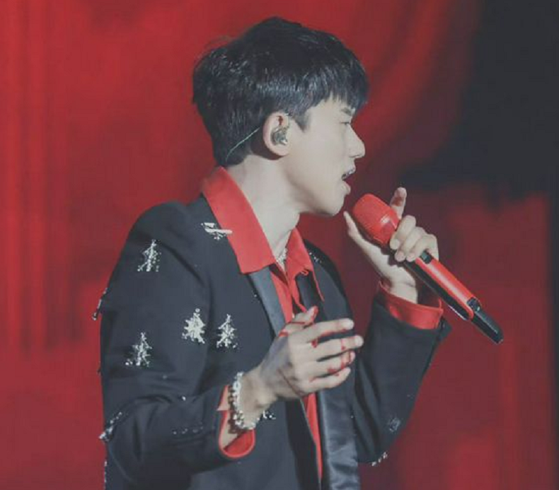 张杰巡演在升降台摔倒 满手鲜血淋漓10月17日,张杰演唱会主办方罗盘