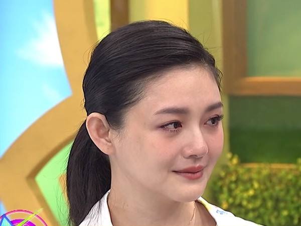 后来与妹妹 徐熙媛小s(徐熙娣)主持八大"娱乐百分百"节目奠定在演艺圈