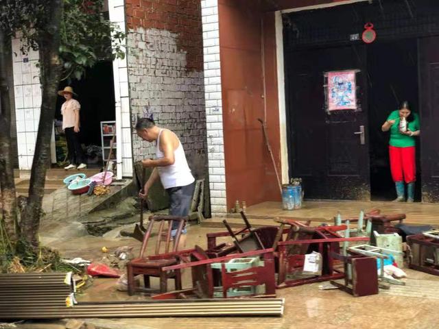 暴雨突袭湖北柳林:一家5口家中遇难