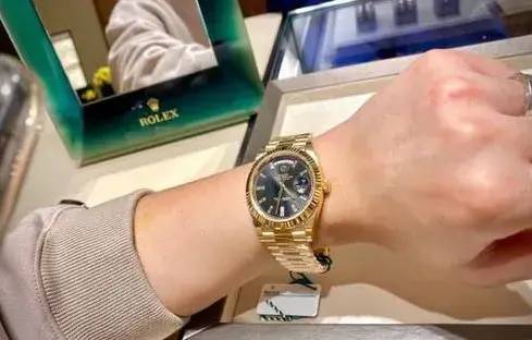 男子40万买劳力士一夜之间成假货