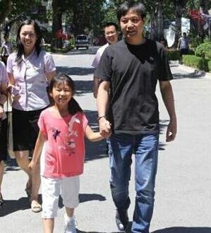 雷军女儿名字叫雷怡欣,其女儿正式在网上公开的照片可以追溯到雷军