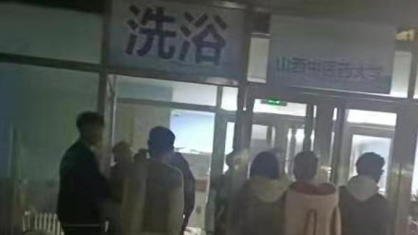 高校男生进女浴室偷窥被开除