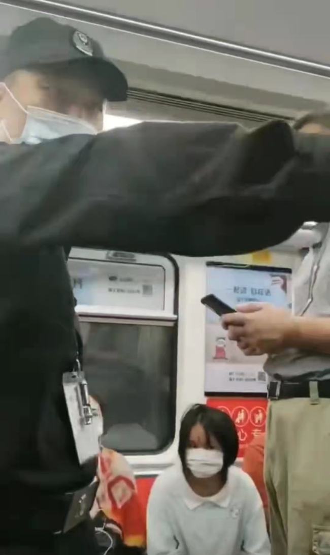 被要求给外国人让座的乘客发声
