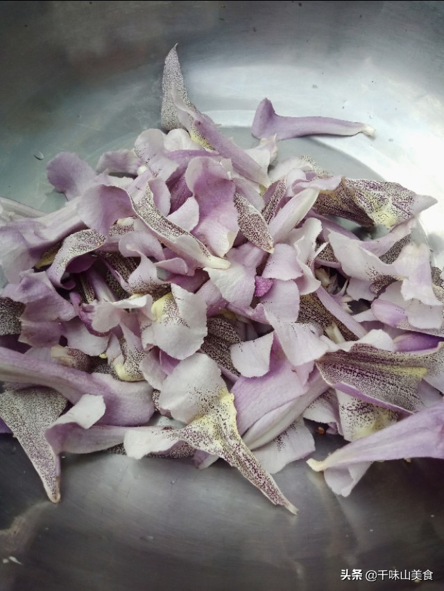 桐树花吃货你试过吗？做凉菜第一次尝试，味道会让你难忘的食材