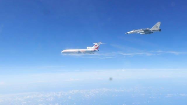 台媒：中美军机在巴士海峡上空交错