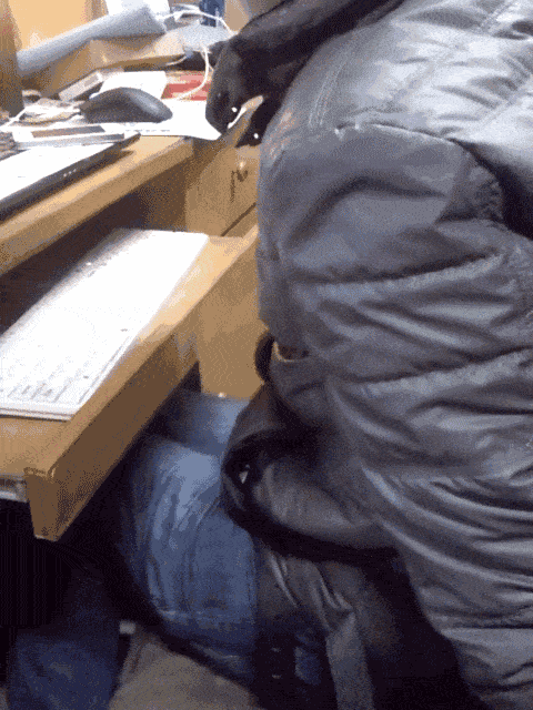 行为心理学为你解密:男女抖腿的不同心理原因
