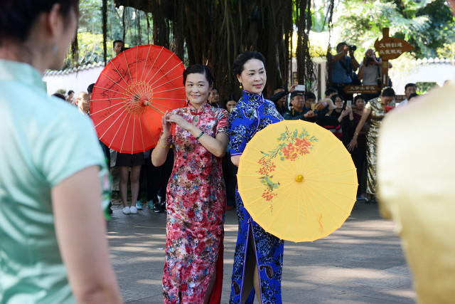 欲哭无泪！后悔生了两个儿子，带孙子累死累活还两边不落好
