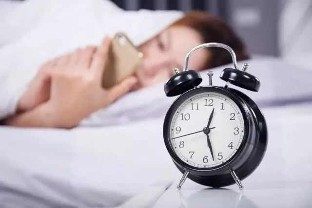 研究发现过早起床危害不亚于熬夜