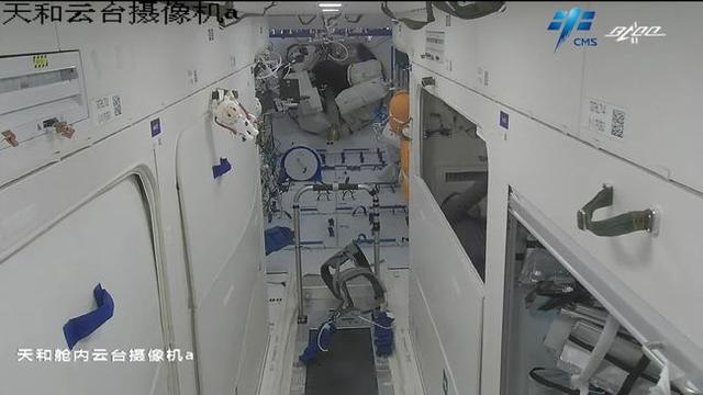 空间站上新：神十三航天员太空起床洗漱！那完后吃点啥呢？