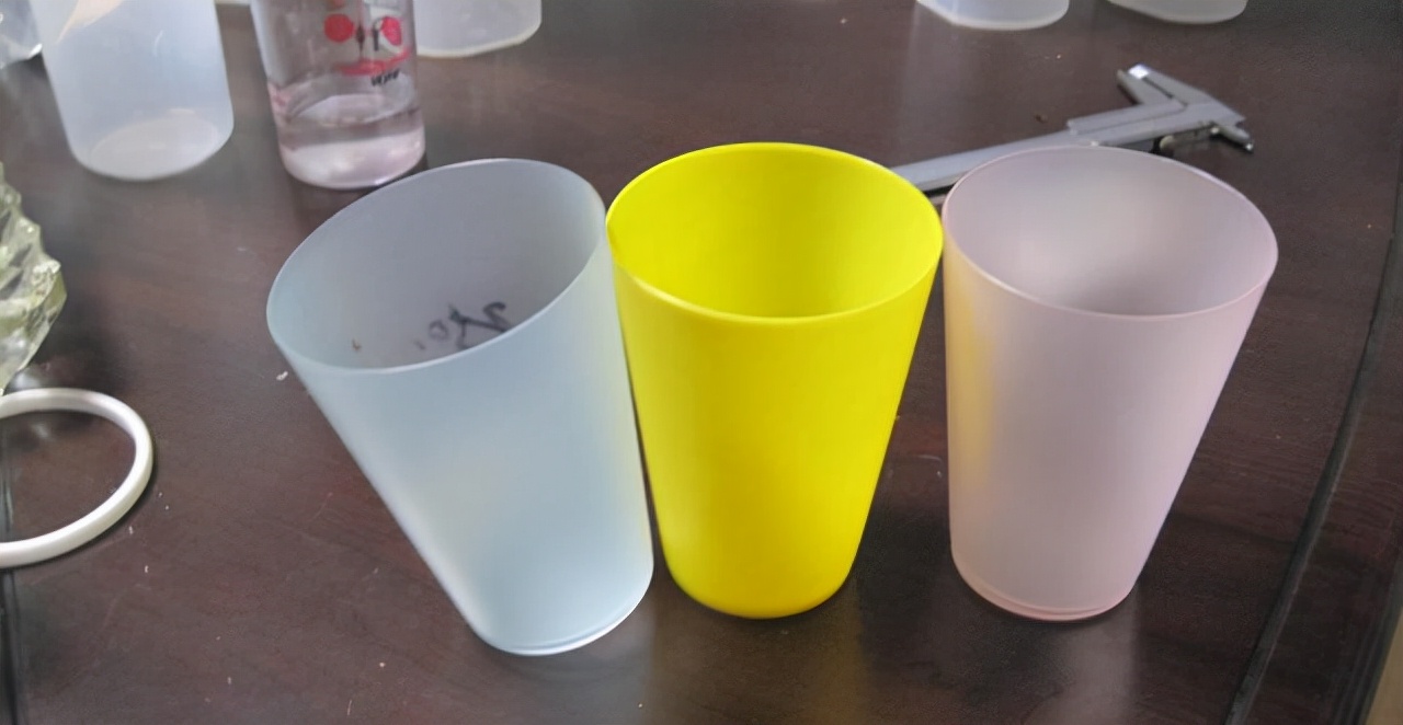 用错水杯等于喝毒?纸杯、塑料杯、玻璃杯、陶瓷杯应该选择哪种?