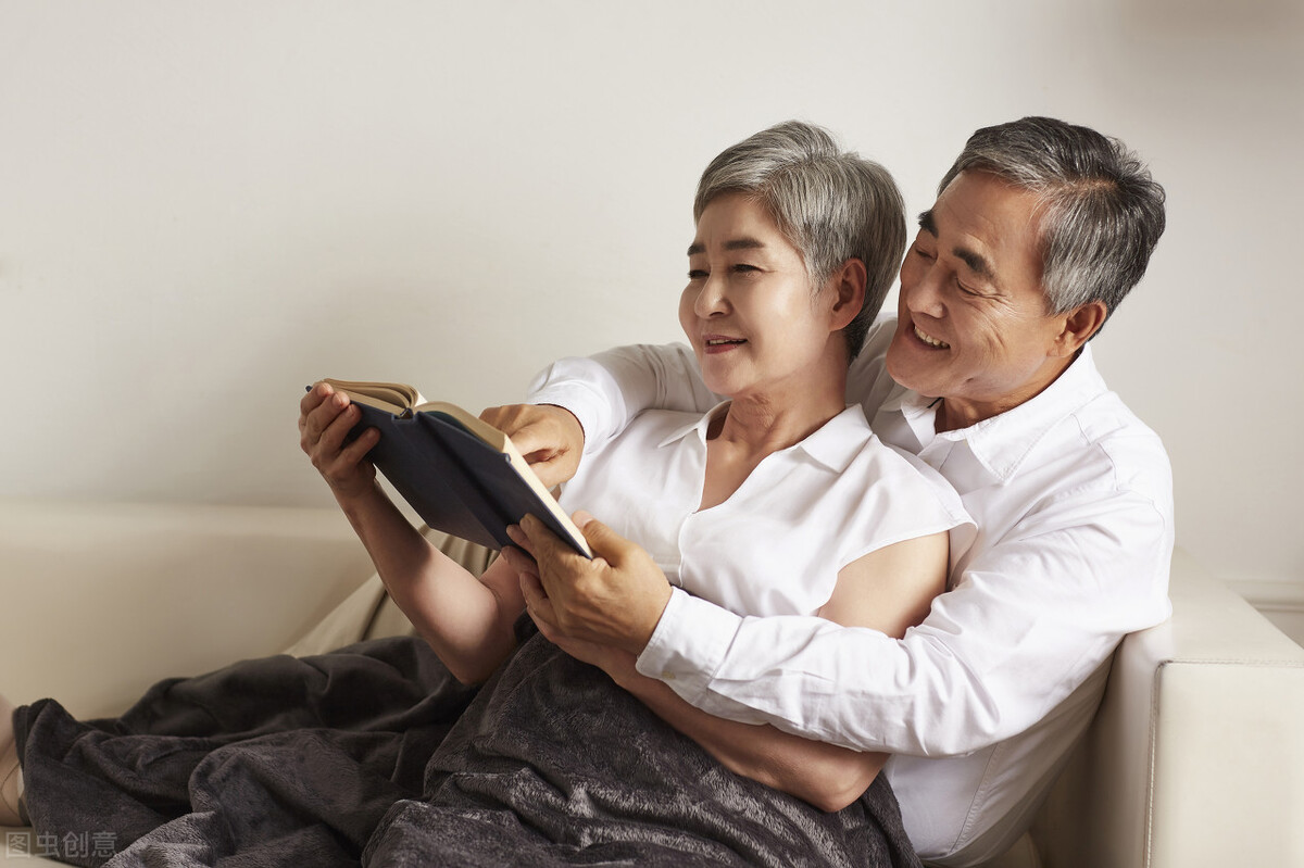 中国第一批丁克30年,进养老院后,直言:后悔了