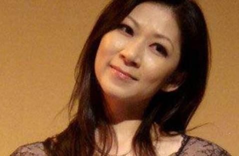 7年姐弟恋才结婚,曾为求子打了上百针,46岁顺利产下龙凤胎
