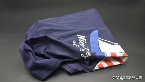 新买的衣服要不要洗了再穿？听服装老板说完，幸亏自己没跟风