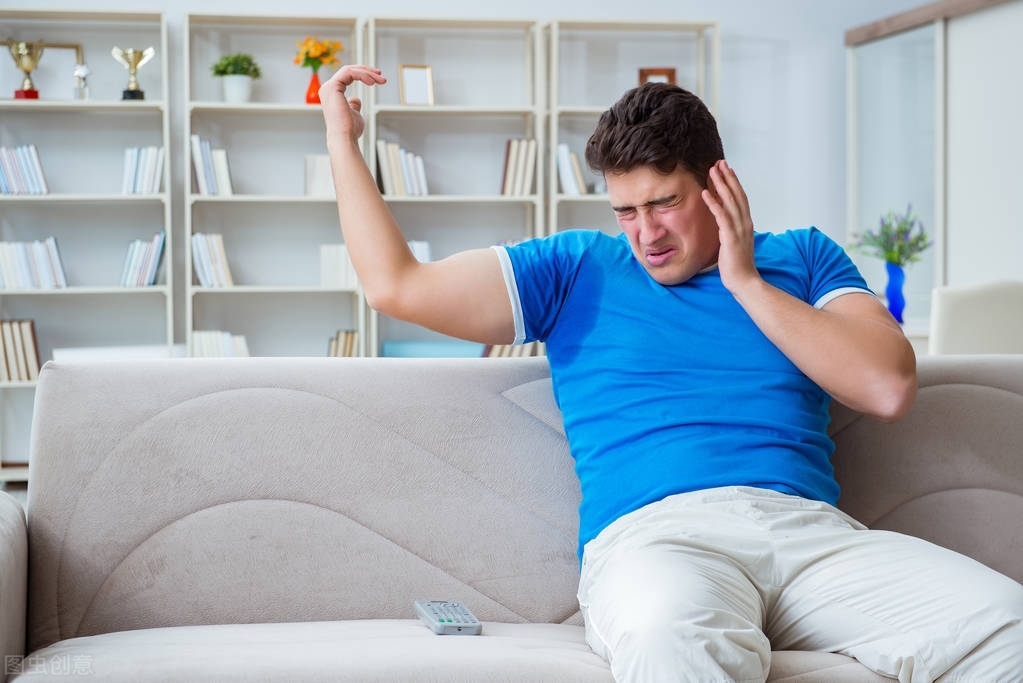 男人晚上盗汗，是怎么回事？4种情况，不可轻视