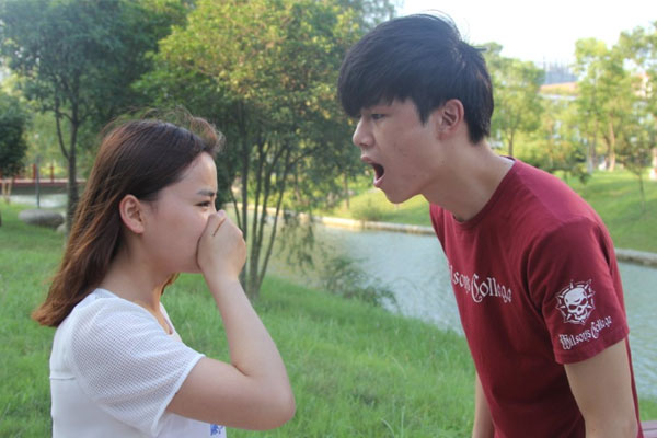 牙缝里面抠出来“黄泥”,还很臭?教你一招,让口臭慢慢消失