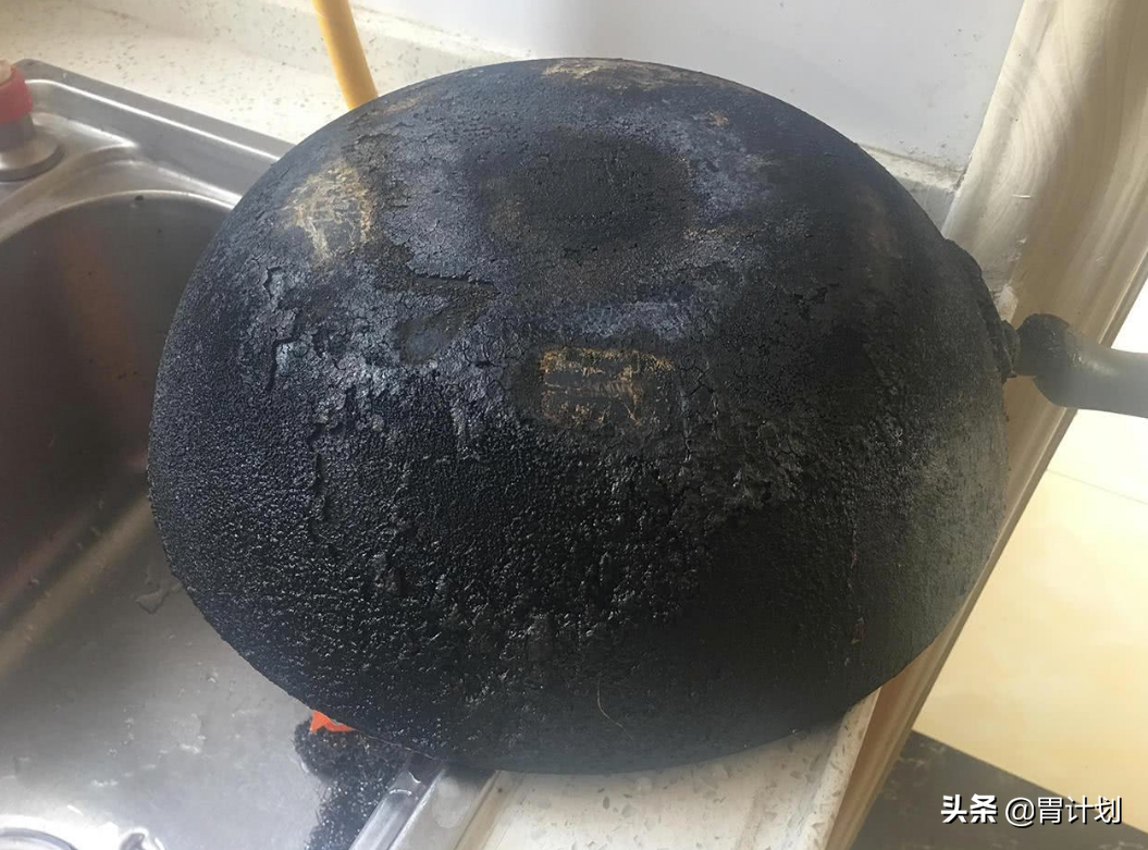 锅底烧糊,别用钢丝球擦!50岁家政阿姨教你几招,轻轻松松擦干净