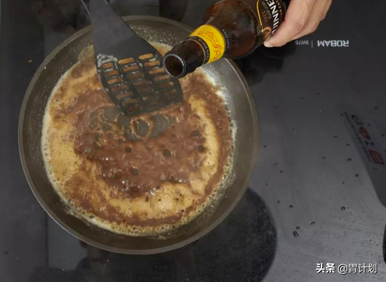 锅底烧糊,别用钢丝球擦!50岁家政阿姨教你几招,轻轻松松擦干净
