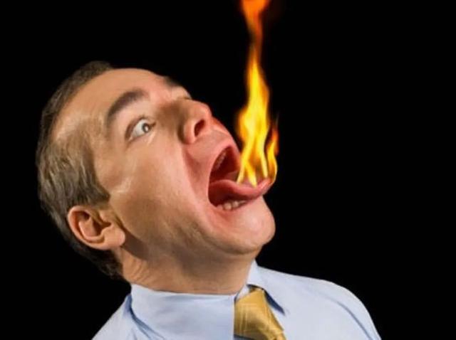上厕所时,发现尿液发黄并有异味,是什么原因?听听医生的解释