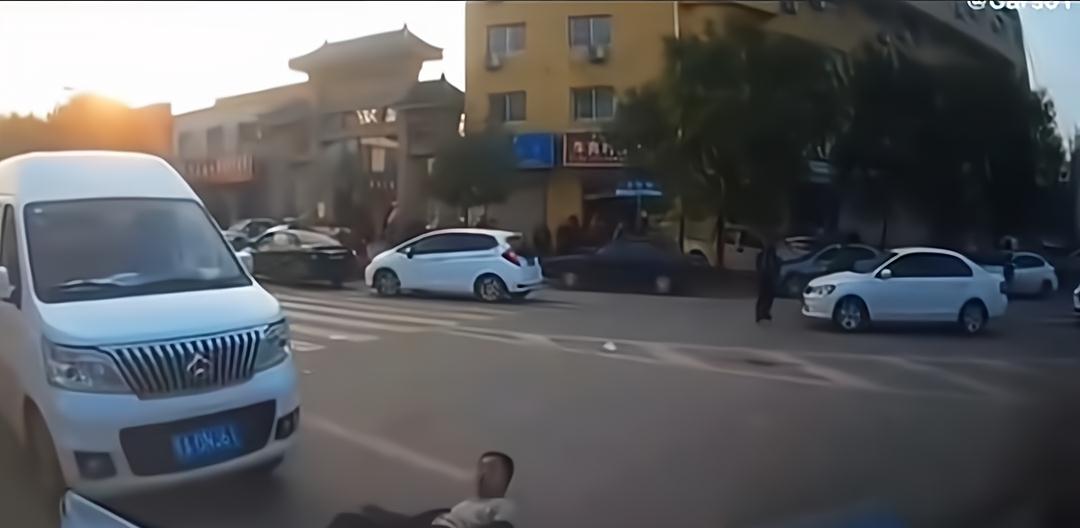 司机撞翻行凶者：懊悔没更早救人