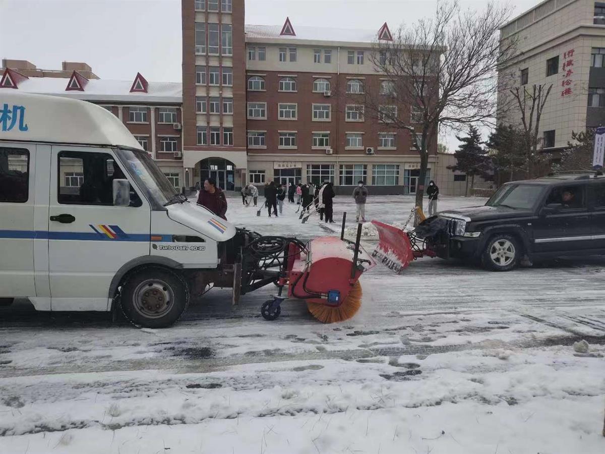 高校师生改装废弃车辆除雪