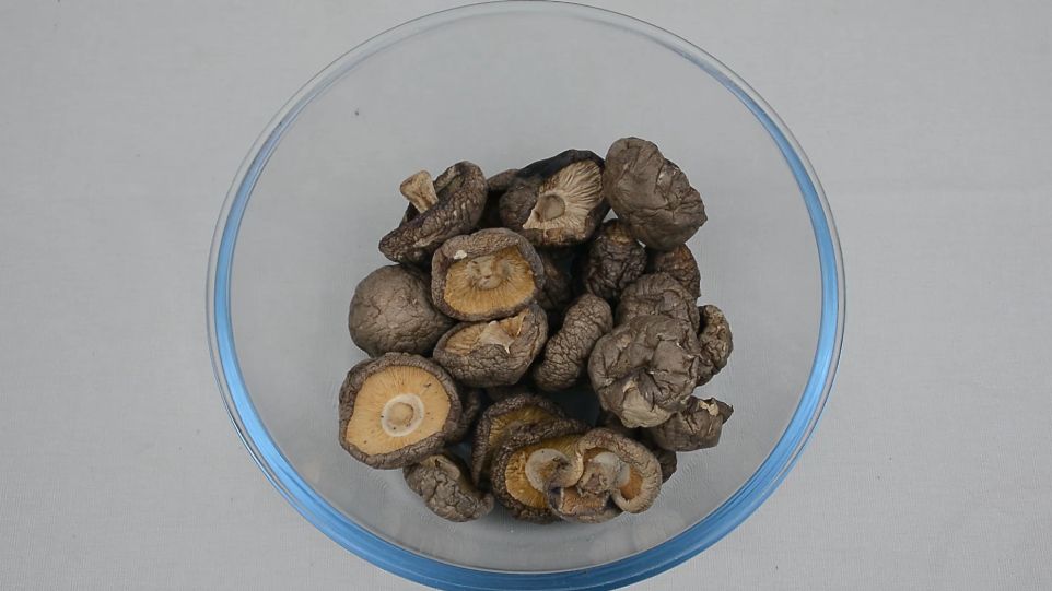 泡发干香菇时,最忌用热水和冷水,教你3个小技巧,香菇营养又香