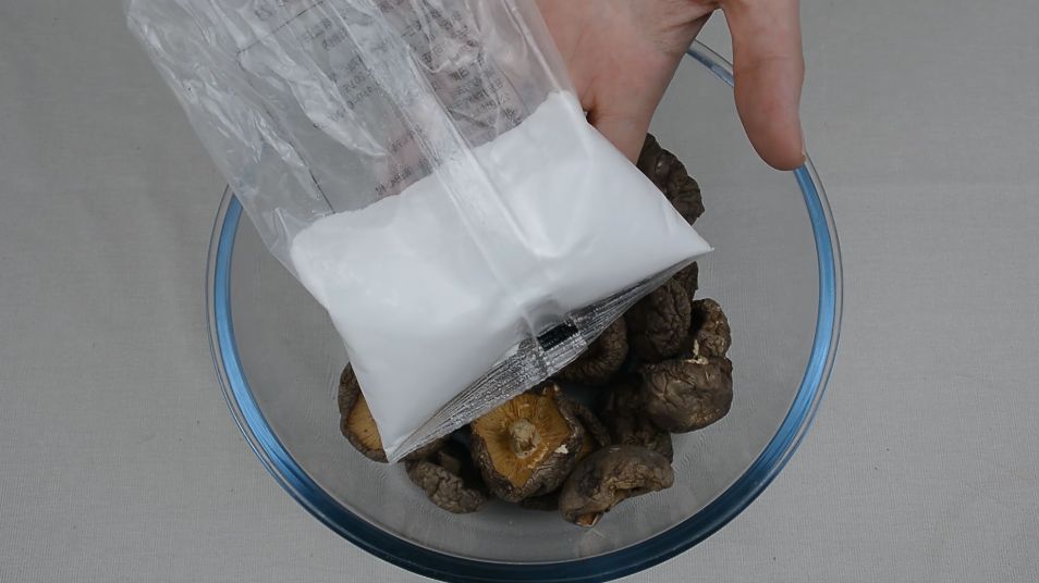 泡发干香菇时,最忌用热水和冷水,教你3个小技巧,香菇营养又香