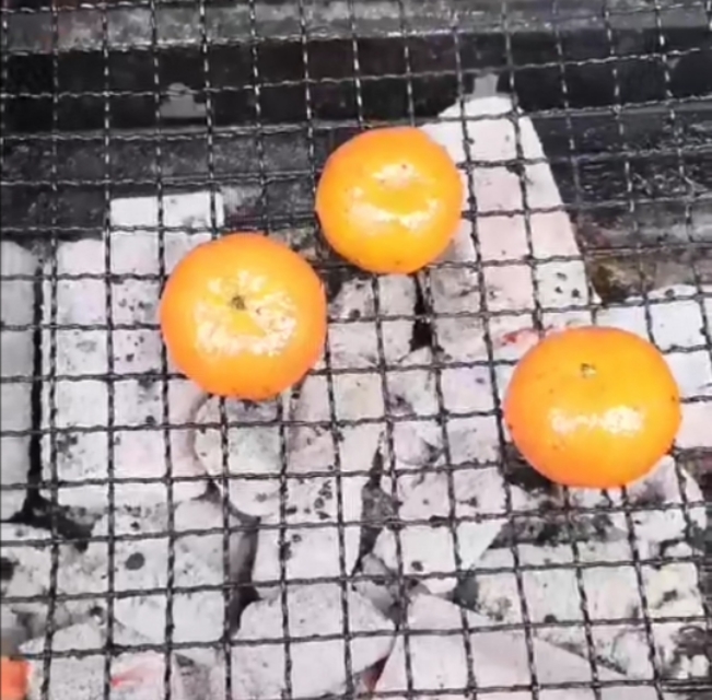 你吃过烤橘子吗?既是美食,也有想不到的妙处
