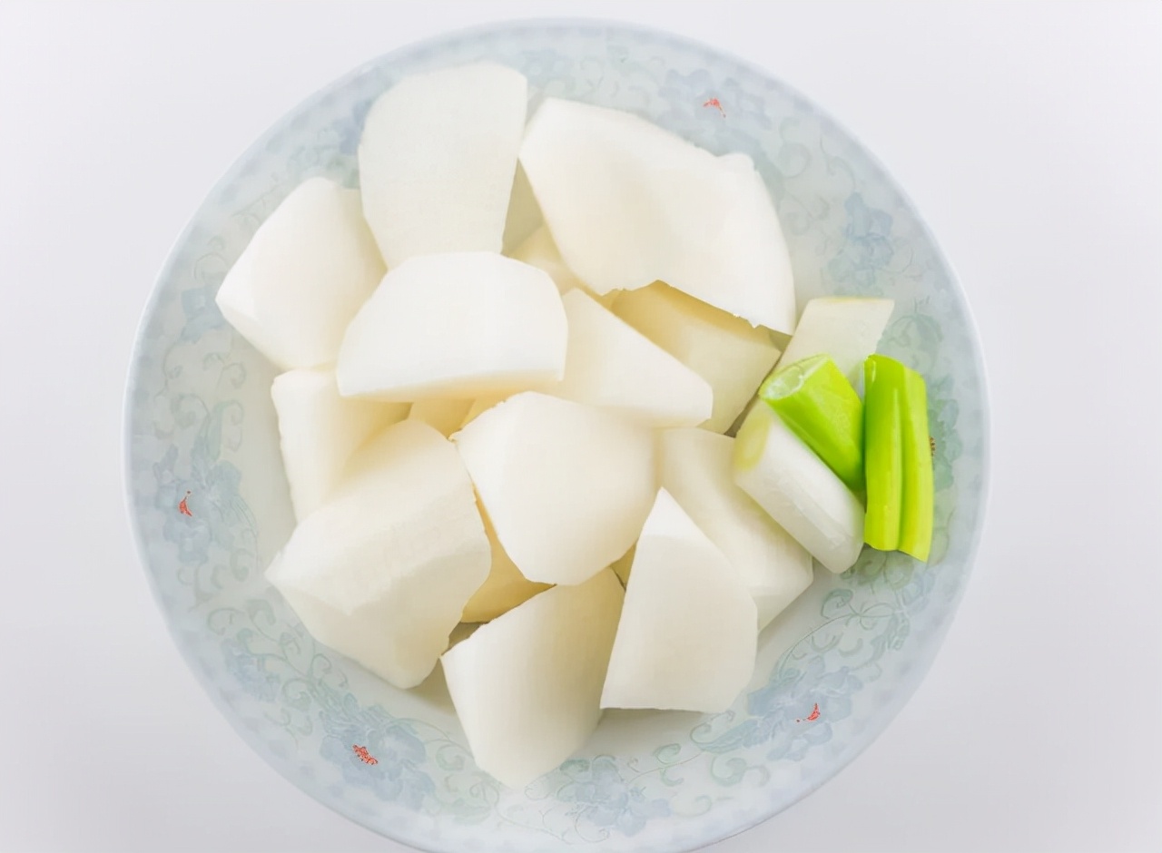 冬吃萝卜夏吃姜,医生建议:冬天多吃白萝卜,这4类人或许要少吃
