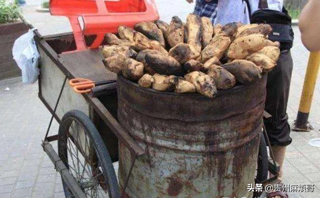 路边烤红薯 除了那个大铁桶 还有三个不能常吃的原因 转发收藏