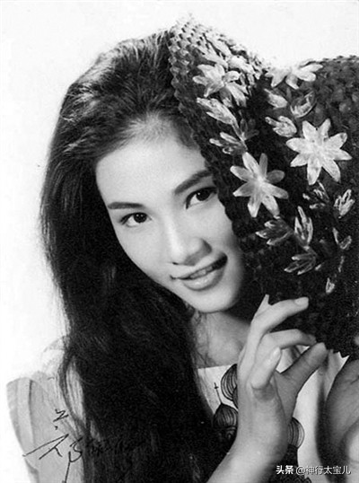 “华夫人”郑佩佩的苦痛婚姻，连怀8胎打掉4次，只为生儿子