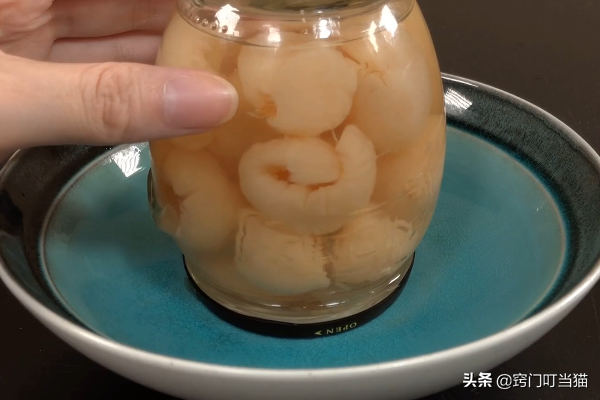 今天才知道,罐头瓶上有个“小开关”,轻轻一拧就开,简单又实用
