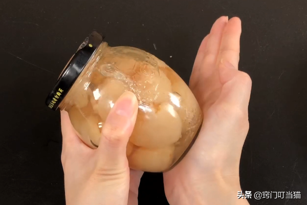 今天才知道,罐头瓶上有个“小开关”,轻轻一拧就开,简单又实用