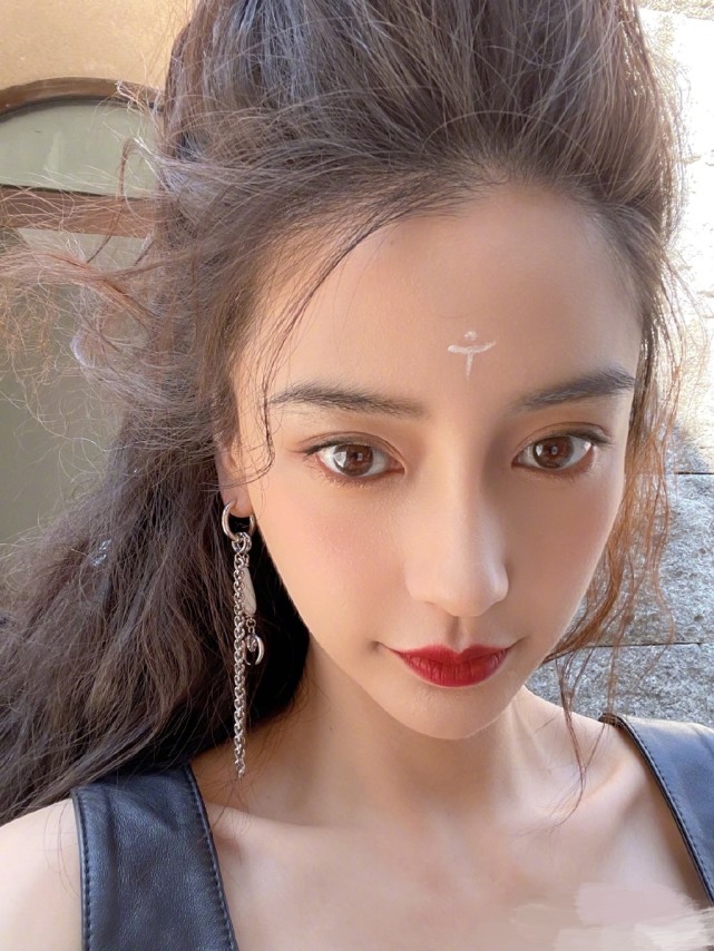 Baby被曝深夜发文我离婚了，官宣和黄晓明离婚，本尊现身辟谣