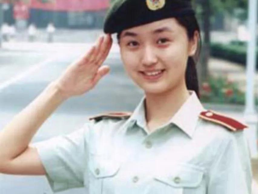 2021年中国军人的待遇,服役年限和级别不同,决定你的工资多少
