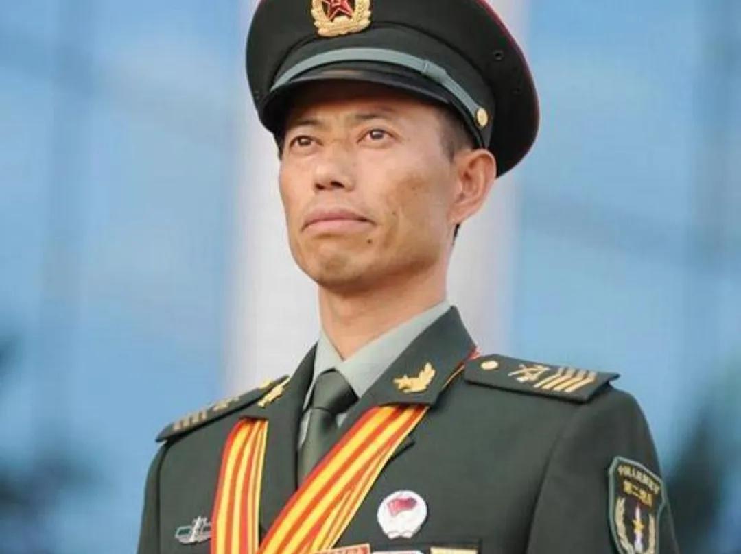 2021年中国军人的待遇,服役年限和级别不同,决定你的工资多少