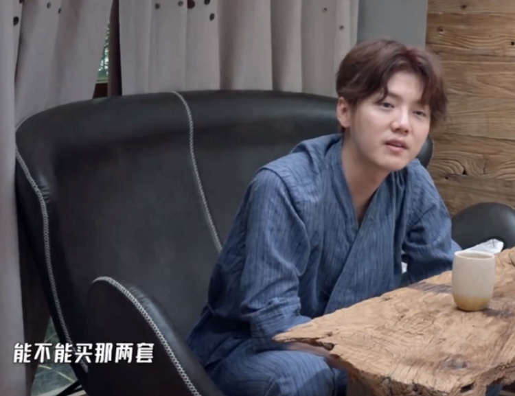 鹿晗关晓彤又被传分手，将在月底宣布？前不久还在节目买情侣装
