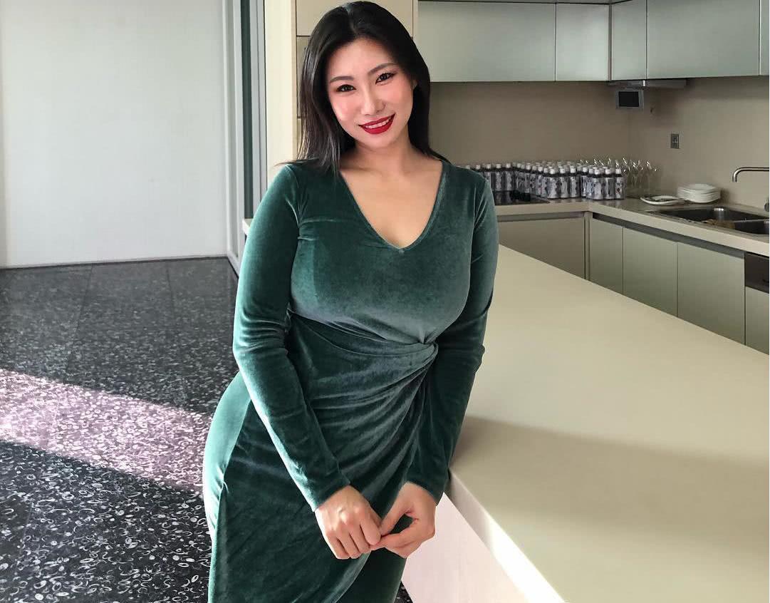 爱健身的40岁大姐,丰腴身材女性魅力四射,男友还是小鲜肉!