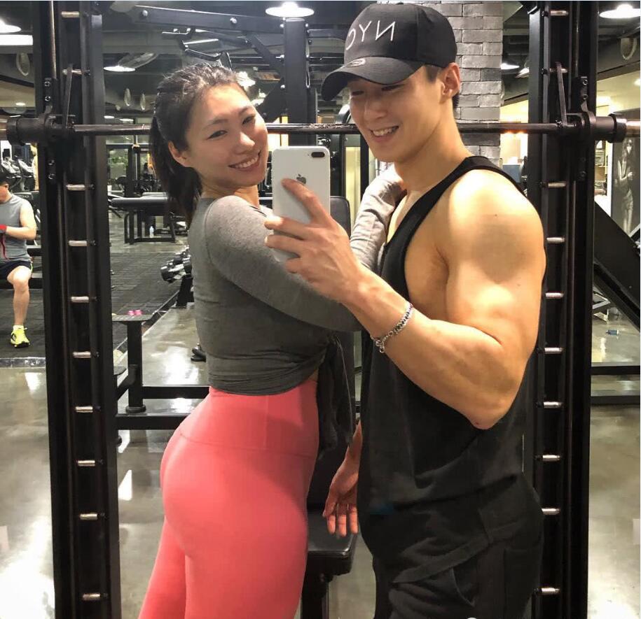 爱健身的40岁大姐,丰腴身材女性魅力四射,男友还是小鲜肉!