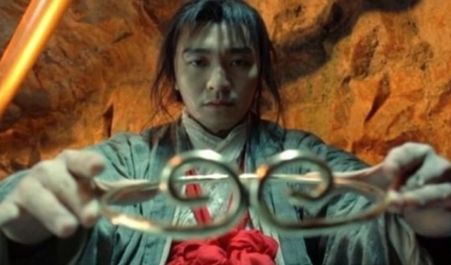 他一出生胸前就有七颗黑痣,人人说天神转世,长大后真成了大英雄