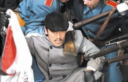 他一出生胸前就有七颗黑痣,人人说天神转世,长大后真成了大英雄