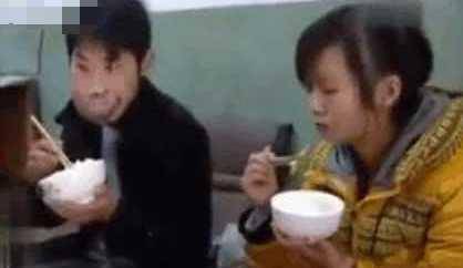 90后美女爱上一个““河马人""，网友称又相信爱情了