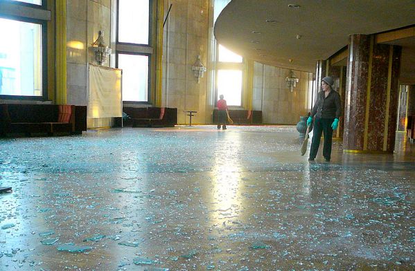 2013年陨石撞击地球毁灭事件，在空中离奇解体？是谁在保护地球？