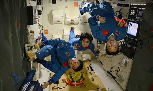 中国首位登上太空的女航天员,返回地球后,为何在镜头前消失?