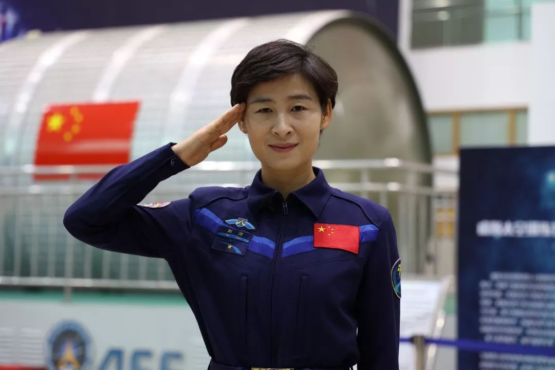 中国首位登上太空的女航天员,返回地球后,为何在镜头前消失?