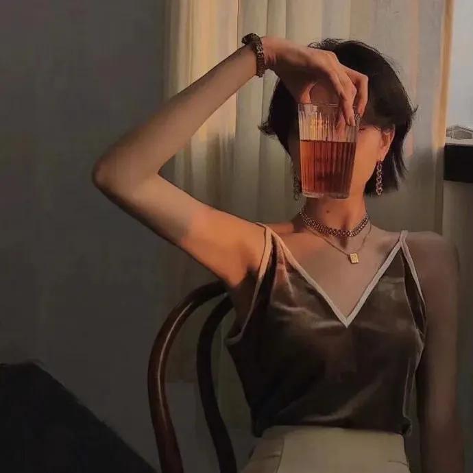 清晨的粥比深夜的酒好喝，骗你的人比爱你的人会说