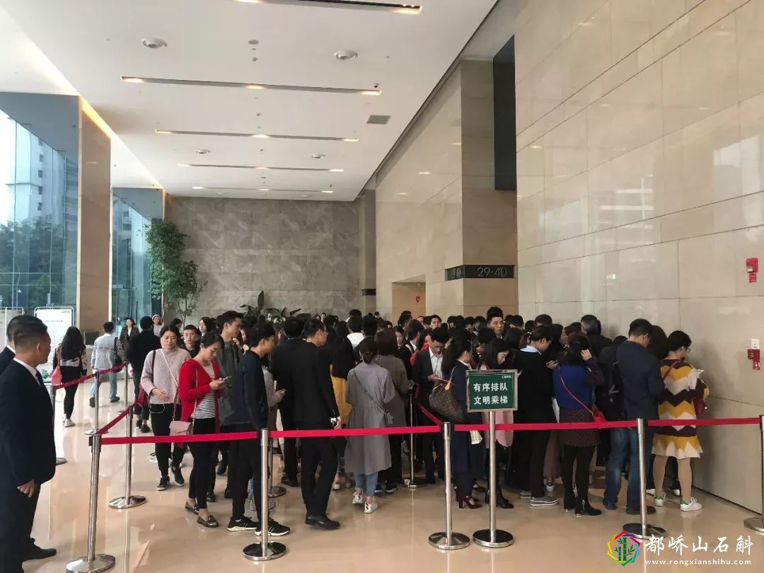 去银行办业务总要排队，啥时间去能直接办理