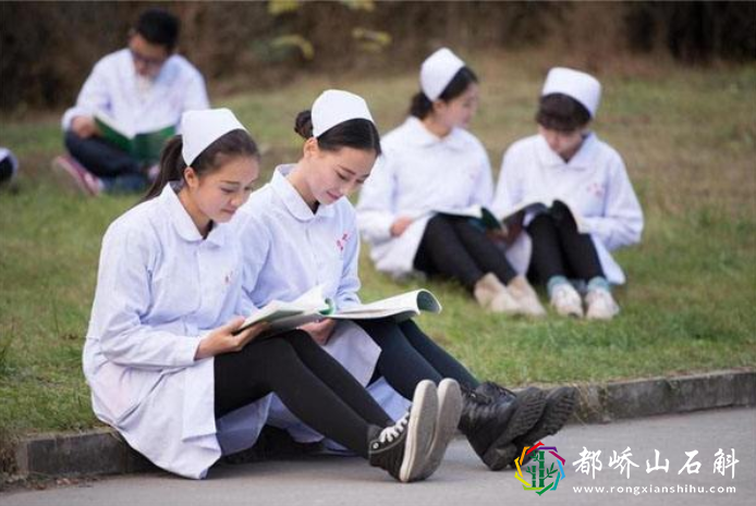 卫校生活怎么样?男生现身说法,女生确实多,但身体受不了