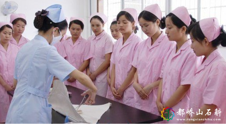 卫校生活怎么样?男生现身说法,女生确实多,但身体受不了