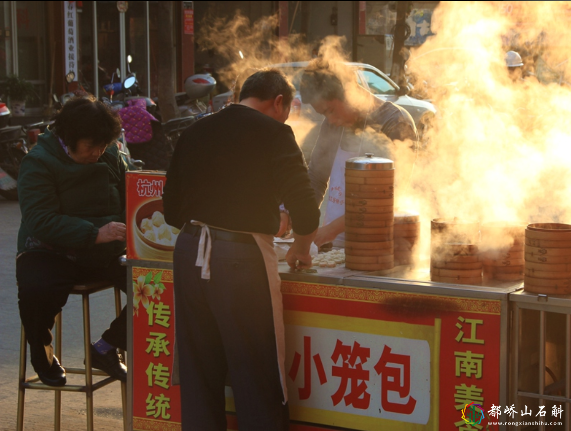农村集市小笼包,5块钱一笼,3小时能卖40笼,入200元!